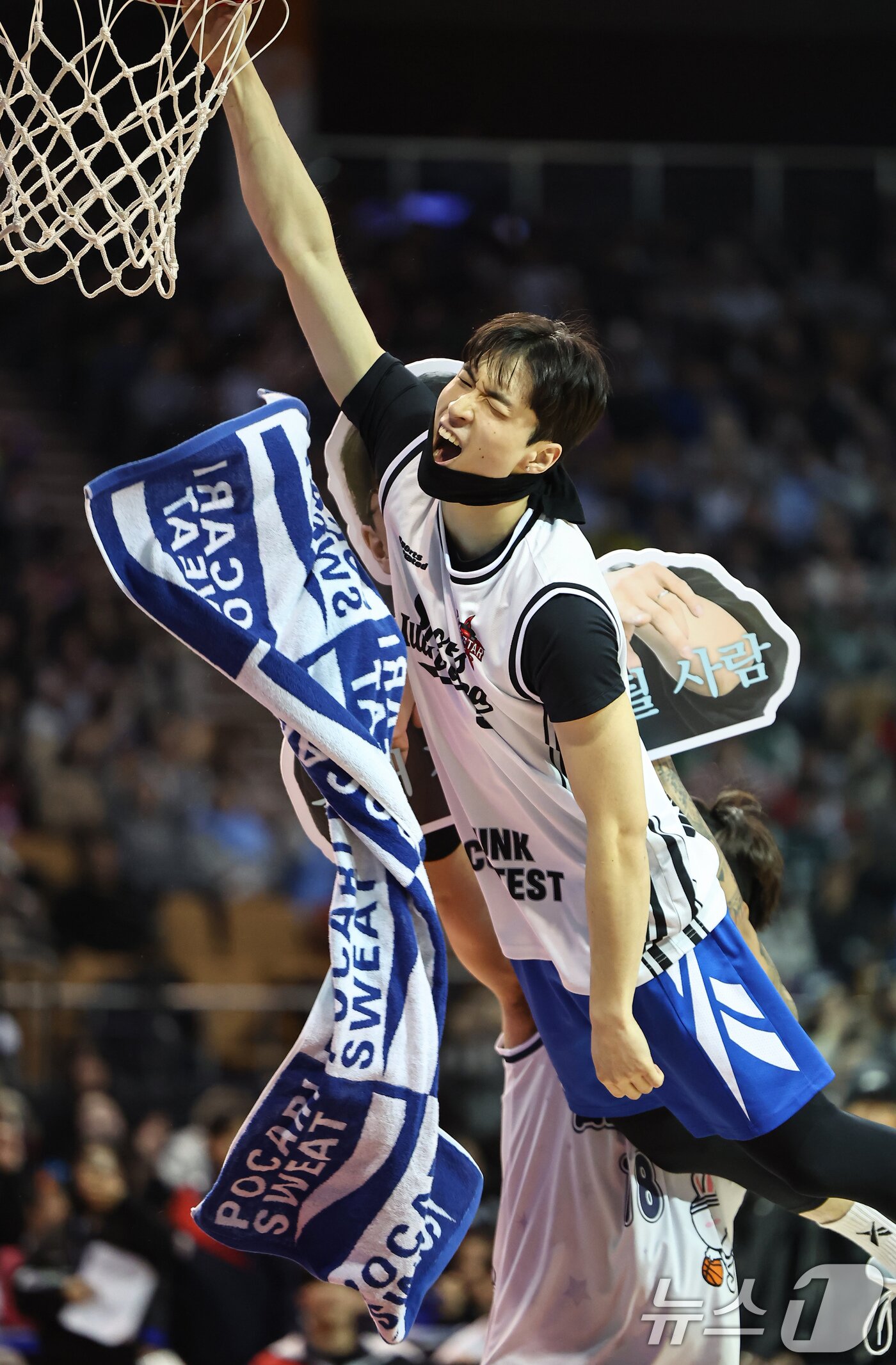 본문 이미지 - 18일 오후 서울 송파구 잠실실내체육관에서 열린 2025-2026 LG전자 프로농구 올스타전 덩크슛 콘테스트에서 서울 삼성 조준희가 눈을 가리고 덩크슛을 성공 후 기뻐하고 있다. 2026.1.18/뉴스1 ⓒ News1 김도우 기자