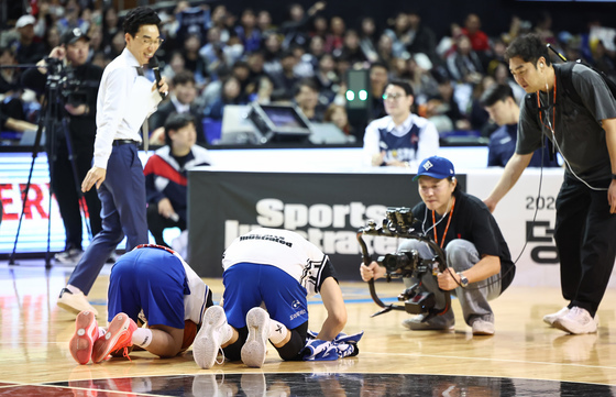 조준희, 심사위원들에게 큰절