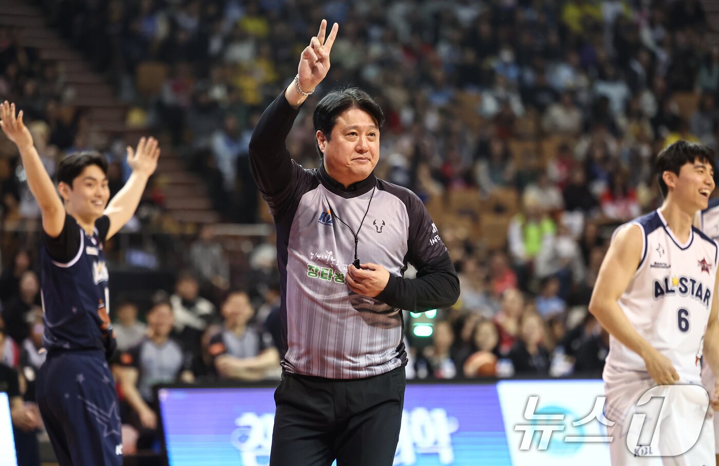 본문 이미지 - 18일 오후 서울 송파구 잠실실내체육관에서 열린 2025-2026 LG전자 프로농구 올스타전 팀 브라운과 팀 코니의 경기, 문경은 감독이 심판으로 경기에 임하고 있다. 2026.1.18/뉴스1 ⓒ News1 김도우 기자