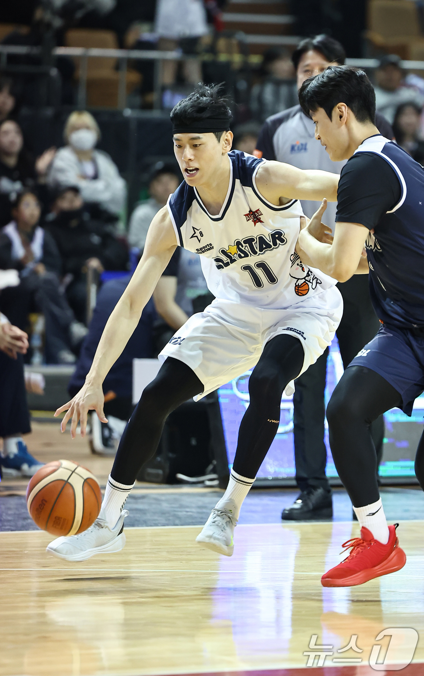 (서울=뉴스1) 김도우 기자 = 18일 오후 서울 송파구 잠실실내체육관에서 열린 2025-2026 LG전자 프로농구 올스타전 팀 브라운과 팀 코니의 경기, 팀 코니 이관희가 돌파하 …