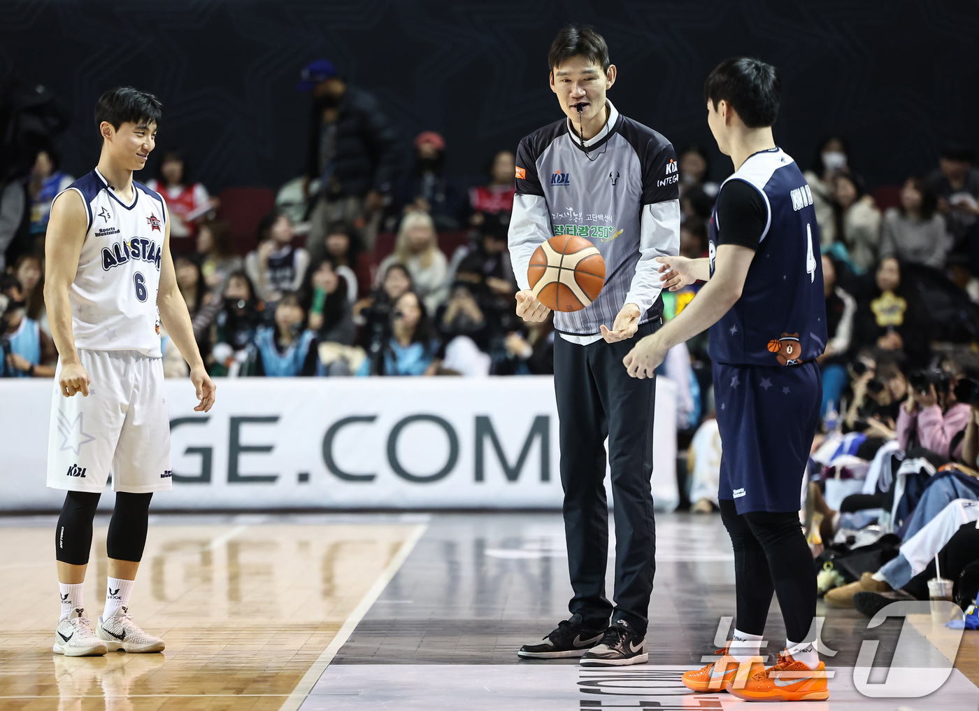 (서울=뉴스1) 김도우 기자 = 18일 오후 서울 송파구 잠실실내체육관에서 열린 2025-2026 LG전자 프로농구 올스타전 팀 브라운과 팀 코니의 경기, 김주성 감독이 심판으로 …