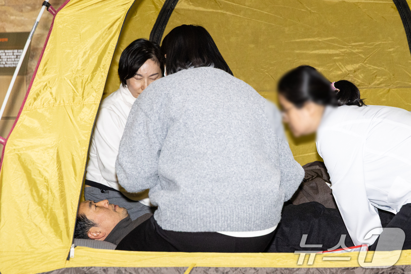 (서울=뉴스1) 이승배 기자 = 더불어민주당의 통일교 및 공천뇌물 특검 수용을 촉구하며 4일째 단식을 이어가고 있는 장동혁 국민의힘 대표가 18일 서울 여의도 국회 로텐더홀에서 의 …