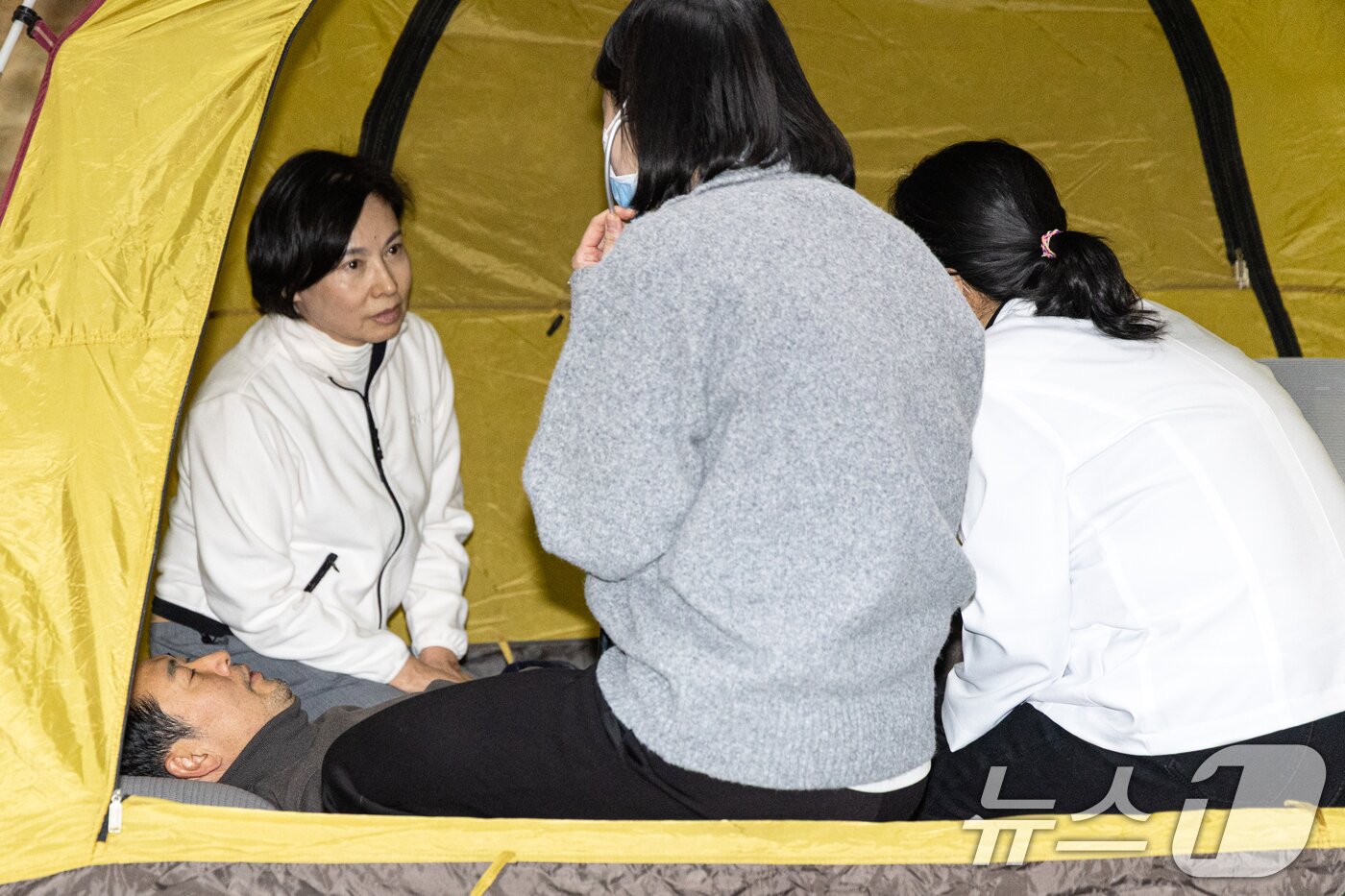 본문 이미지 - 더불어민주당의 통일교 및 공천뇌물 특검 수용을 촉구하며 4일째 단식을 이어가고 있는 장동혁 국민의힘 대표가 18일 서울 여의도 국회 로텐더홀에서 의료진에게 건강 상태를 확인 받고 있다. 2026.1.18/뉴스1 ⓒ News1 이승배 기자