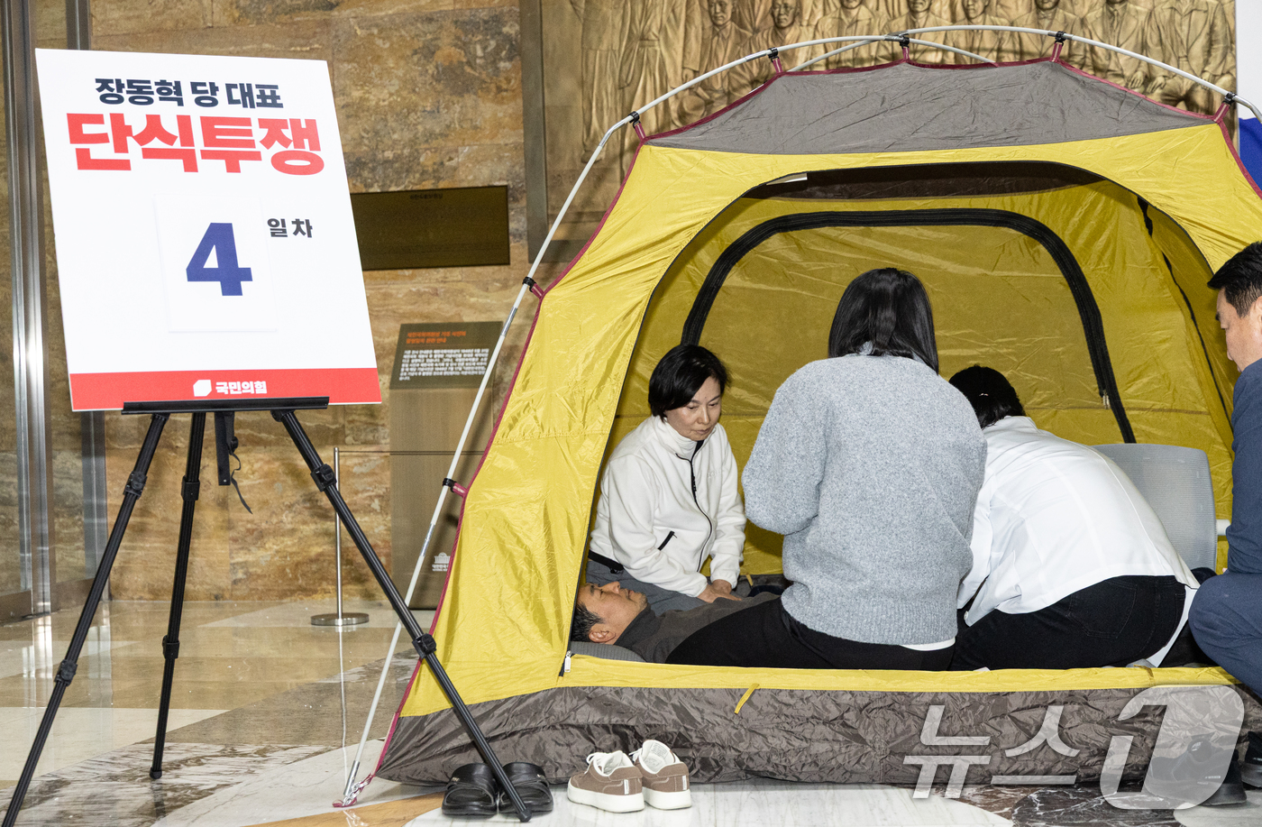 (서울=뉴스1) 이승배 기자 = 더불어민주당의 통일교 및 공천뇌물 특검 수용을 촉구하며 4일째 단식을 이어가고 있는 장동혁 국민의힘 대표가 18일 서울 여의도 국회 로텐더홀에서 의 …