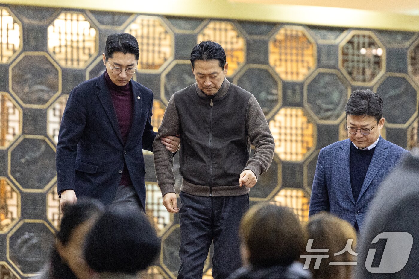 본문 이미지 - 더불어민주당의 통일교 및 공천뇌물 특검 수용을 촉구하며 4일째 단식을 이어가고 있는 장동혁 국민의힘 대표가 18일 서울 여의도 국회 로텐더홀에서 박준태 의원의 부축을 받으며 발걸음을 옮기고 있다. 2026.1.18/뉴스1 ⓒ News1 이승배 기자