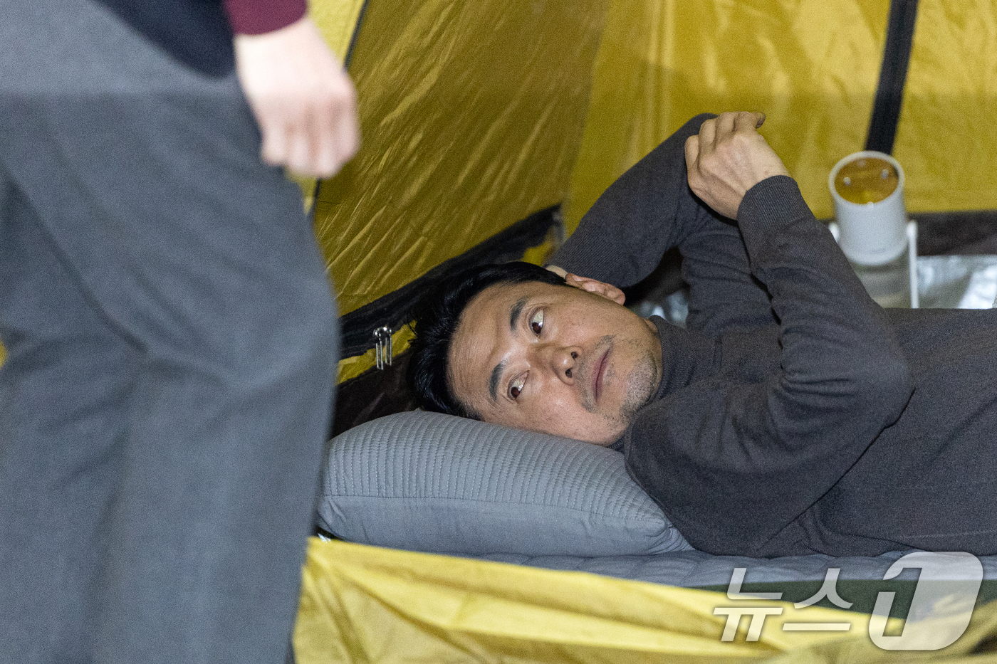 (서울=뉴스1) 이승배 기자 = 더불어민주당의 통일교 및 공천뇌물 특검 수용을 촉구하며 4일째 단식을 이어가고 있는 장동혁 국민의힘 대표가 18일 서울 여의도 국회 로텐더홀에 자리 …