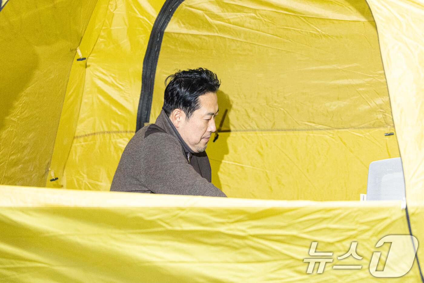 본문 이미지 - 더불어민주당의 통일교 및 공천뇌물 특검 수용을 촉구하며 4일째 단식을 이어가고 있는 장동혁 국민의힘 대표가 18일 서울 여의도 국회 로텐더홀에 마련된 텐트에 자리하고 있다. 2026.1.18/뉴스1 ⓒ News1 이승배 기자
