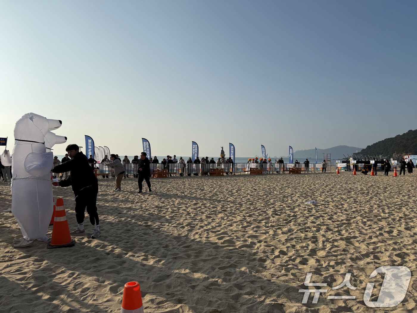 (부산=뉴스1) = 18일 부산 광안리 해수욕장에서 열린 '제39회 해운대 북극곰축제'에 참가한 시민들이 북극곰 러닝레이스를 준비하고 있다. (해운대 북극곰축제 조직위원회 제공. …