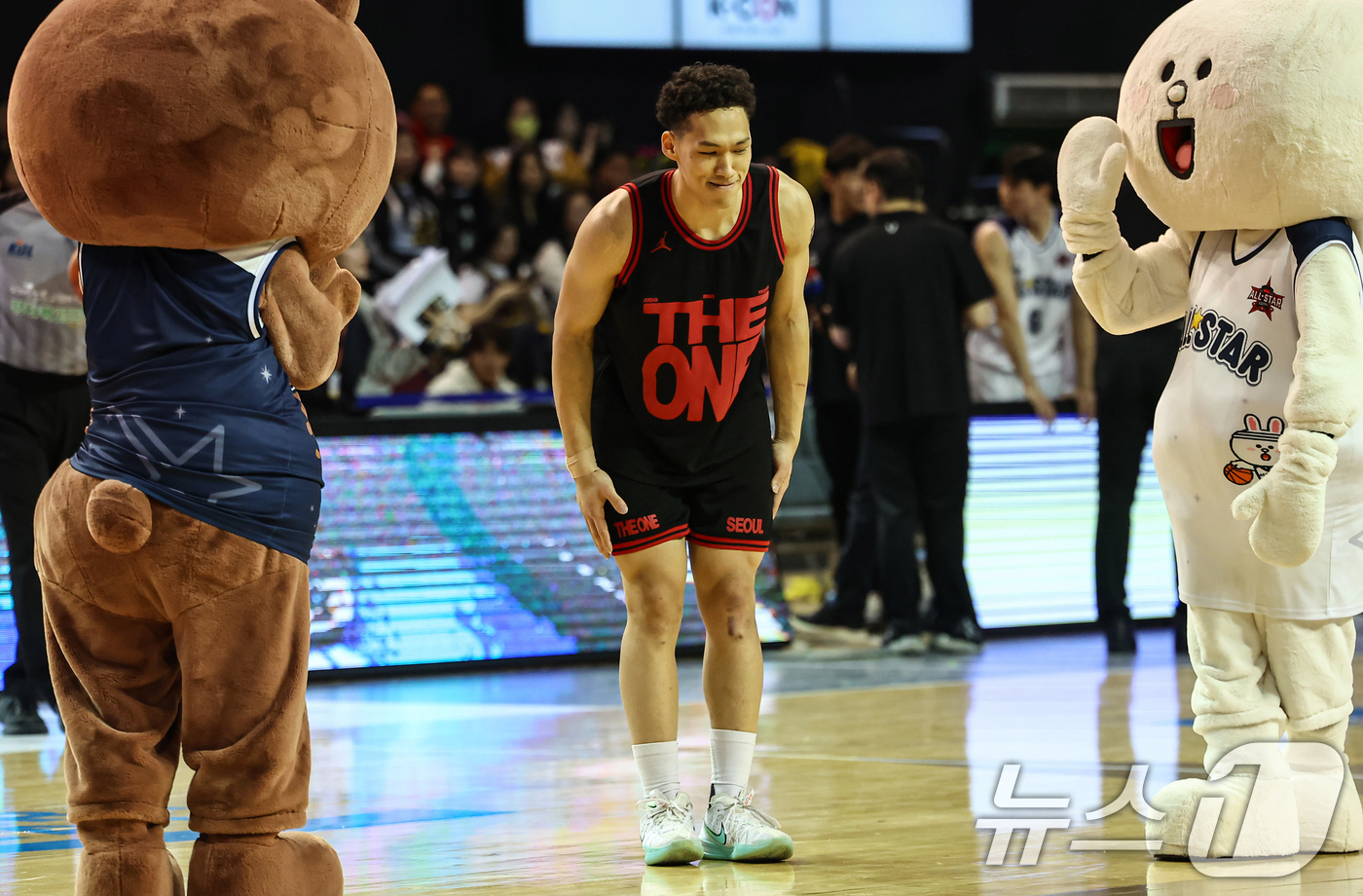 (서울=뉴스1) 김도우 기자 = 18일 오후 서울 송파구 잠실실내체육관에서 열린 2025-2026 LG전자 프로농구 올스타전 1대1 콘테스트 결선에서 SK 에디 다니엘이 승리 후 …