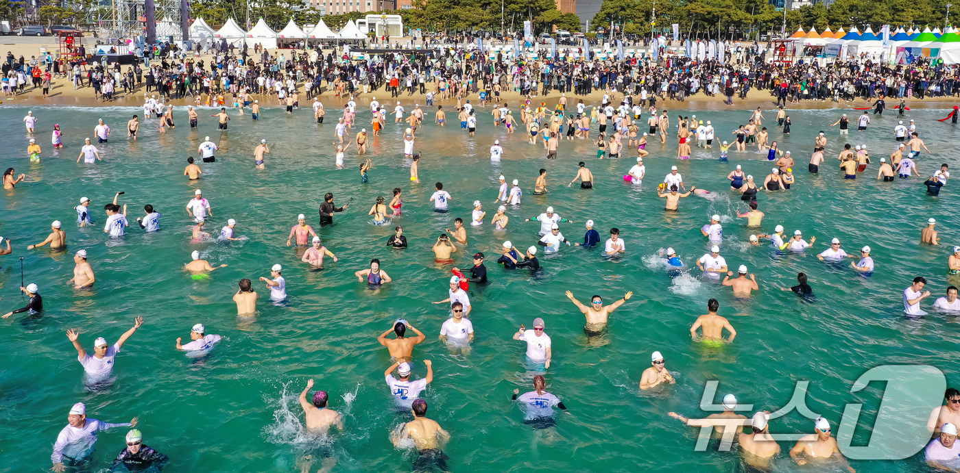 (부산=뉴스1) = 18일 부산 광안리 해수욕장에서 열린 '제39회 해운대 북극곰축제'에 참가한 시민들이 겨울바다에 뛰어들고 있다. (부산일보 제공. 재판매 및 DB 금지) 202 …