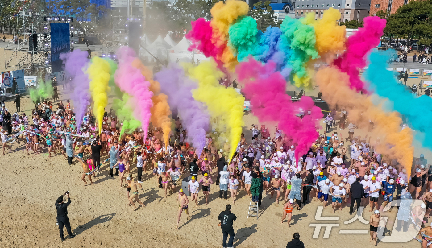 (부산=뉴스1) = 18일 부산 광안리 해수욕장에서 열린 '제39회 해운대 북극곰축제'에 참가한 시민들이 겨울바다에 뛰어들고 있다. (부산일보 제공. 재판매 및 DB 금지) 202 …