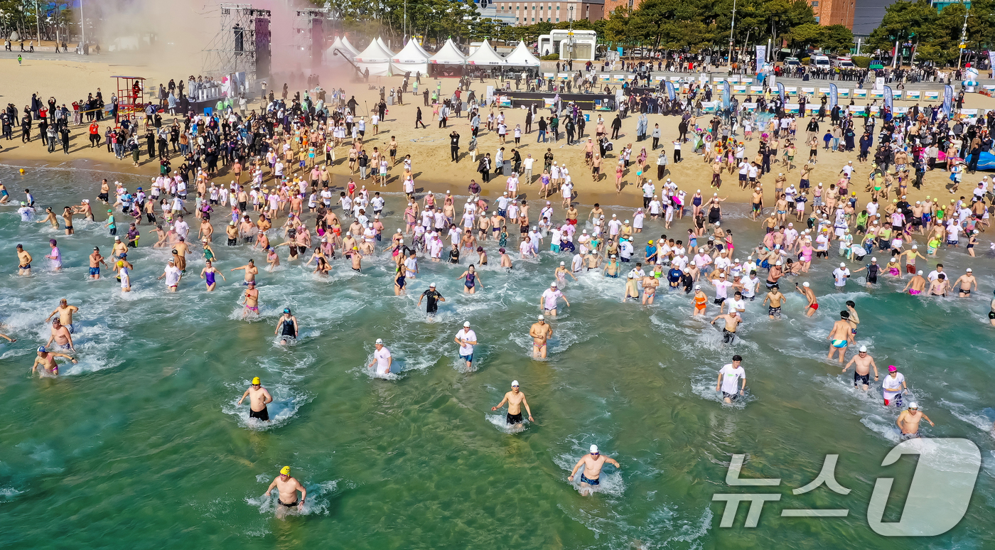 (부산=뉴스1) = 18일 부산 광안리 해수욕장에서 열린 '제39회 해운대 북극곰축제'에 참가한 시민들이 겨울바다에 뛰어들고 있다. (부산일보 제공. 재판매 및 DB 금지) 202 …