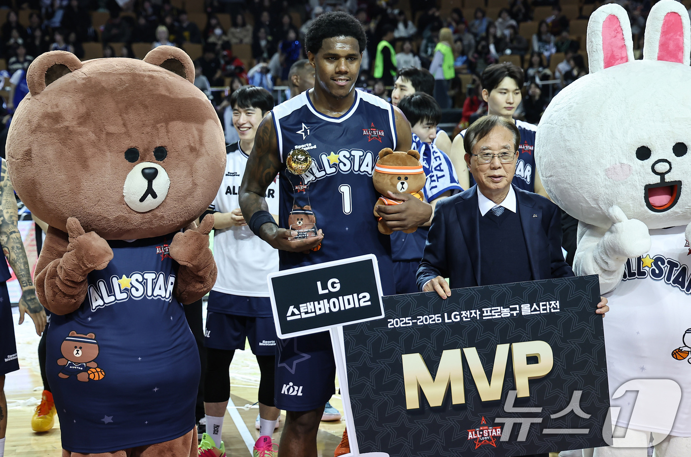 (서울=뉴스1) 김도우 기자 = 18일 오후 서울 송파구 잠실실내체육관에서 열린 2025-2026 LG전자 프로농구 올스타전 팀 브라운과 팀 코니의 경기, 팀 브라운 나이트가 MV …