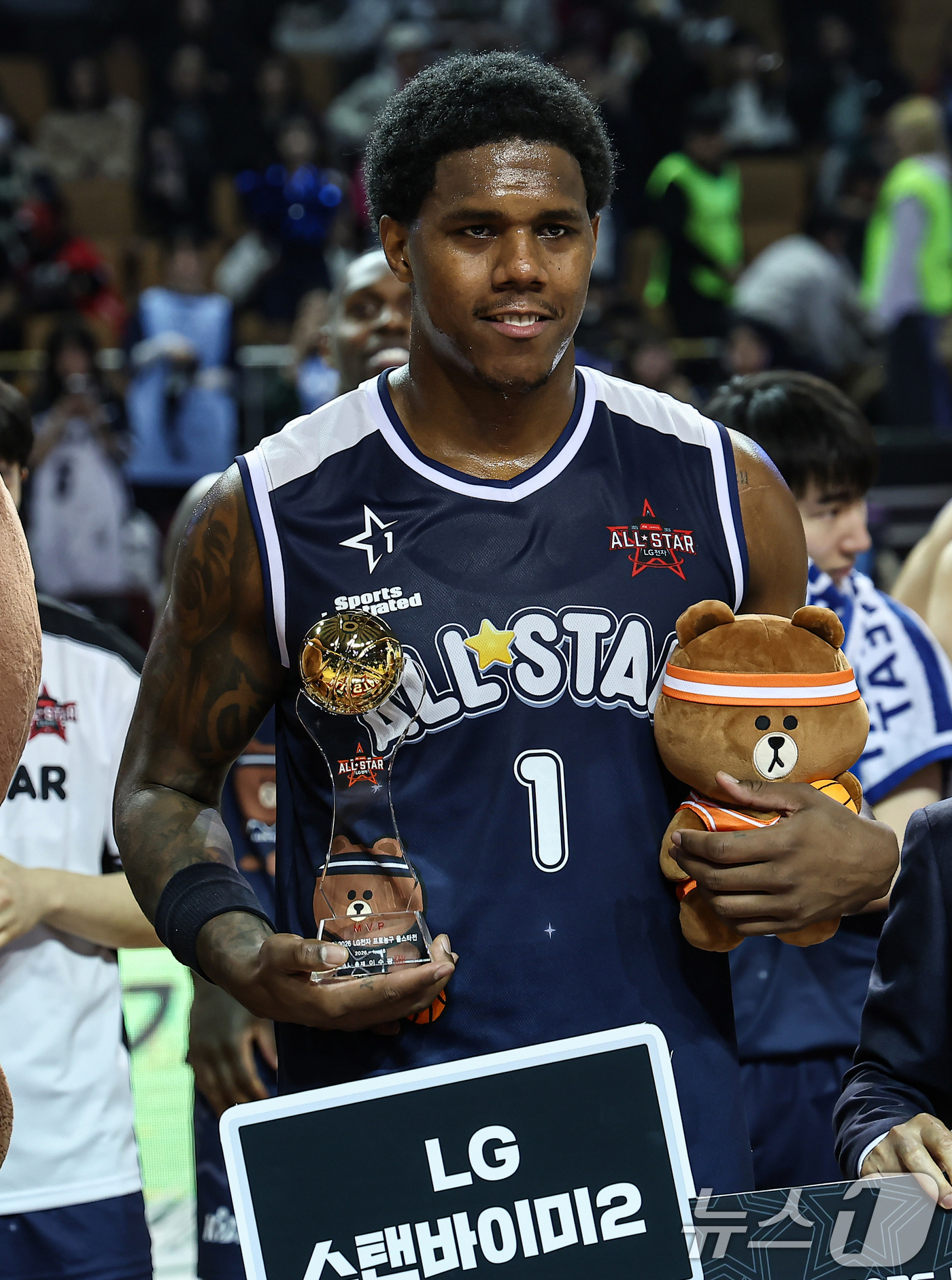 (서울=뉴스1) 김도우 기자 = 18일 오후 서울 송파구 잠실실내체육관에서 열린 2025-2026 LG전자 프로농구 올스타전 팀 브라운과 팀 코니의 경기, 팀 브라운 나이트가 MV …
