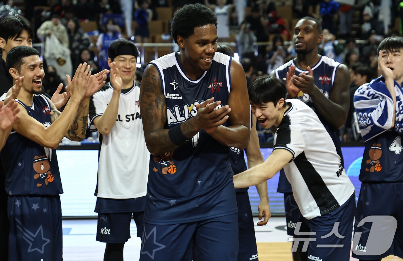 본문 이미지 - 18일 오후 서울 송파구 잠실실내체육관에서 열린 2025-2026 LG전자 프로농구 올스타전 팀 브라운과 팀 코니의 경기, 팀 브라운 나이트가 MVP선정되자 동료들의 축하를 받고 있다. 2026.1.18/뉴스1 ⓒ News1 김도우 기자