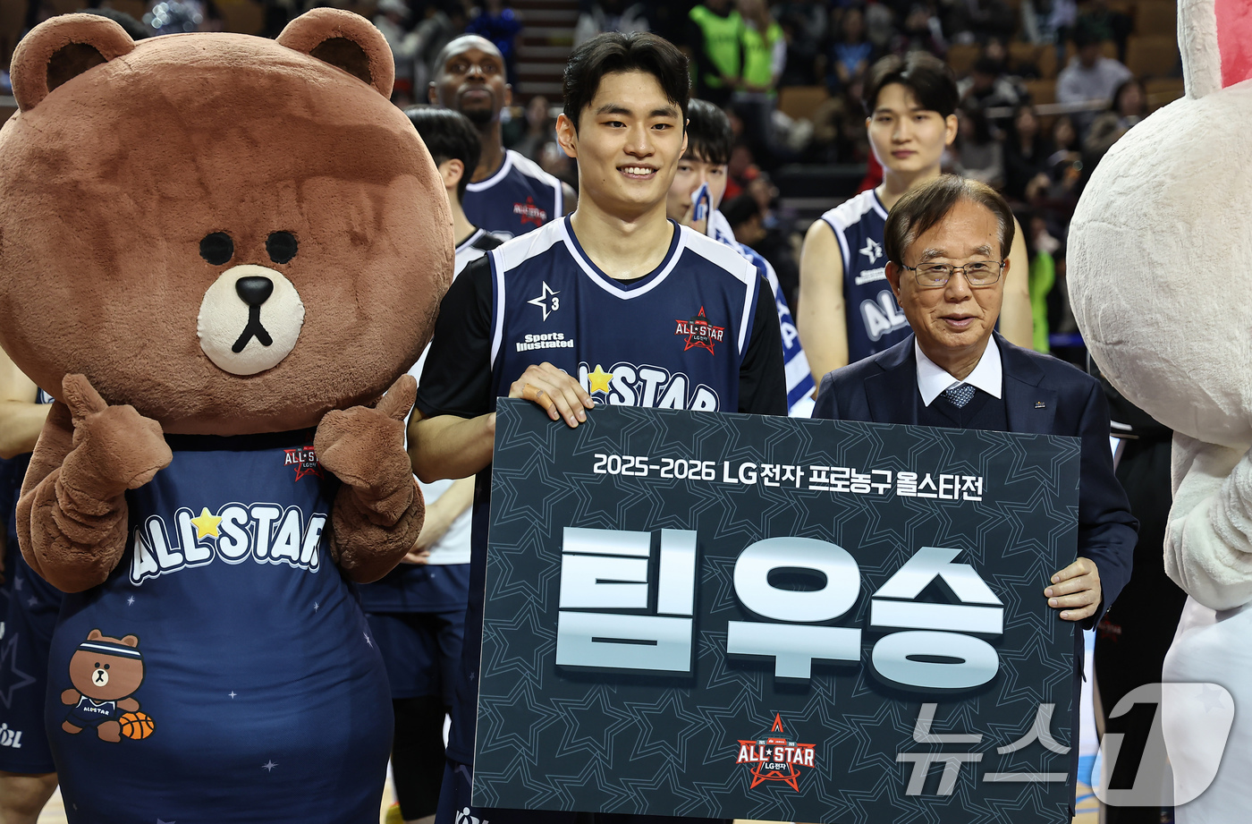 (서울=뉴스1) 김도우 기자 = 18일 오후 서울 송파구 잠실실내체육관에서 열린 2025-2026 LG전자 프로농구 올스타전 팀 브라운과 팀 코니의 경기, 팀 브라운 유기상이 승리 …