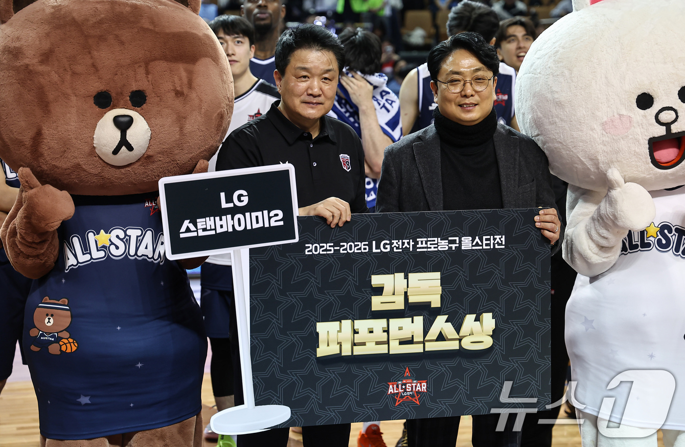(서울=뉴스1) 김도우 기자 = 18일 오후 서울 송파구 잠실실내체육관에서 열린 2025-2026 LG전자 프로농구 올스타전 팀 브라운과 팀 코니의 경기, 유도훈 감독이 퍼포먼스상 …