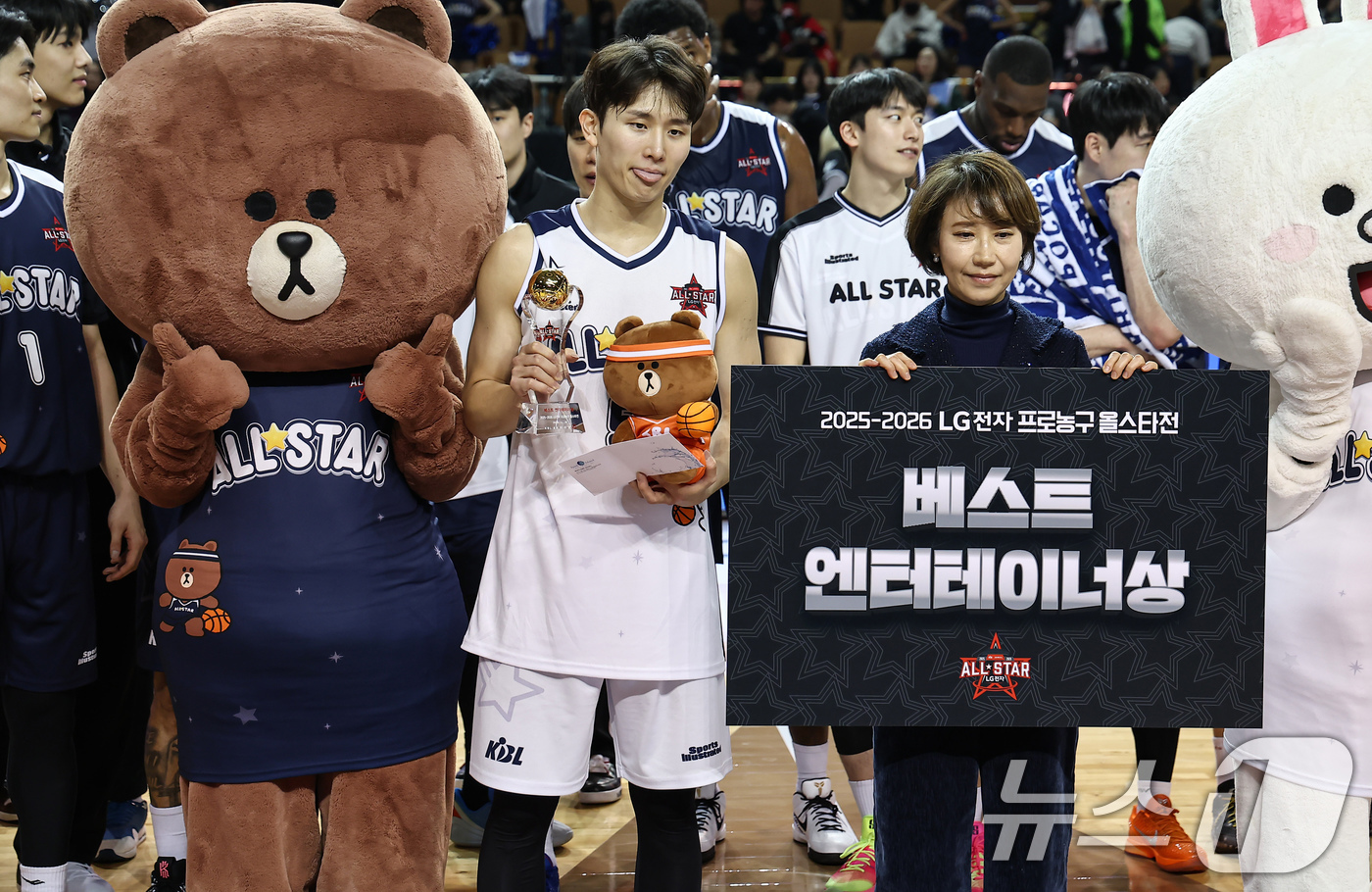 (서울=뉴스1) 김도우 기자 = 18일 오후 서울 송파구 잠실실내체육관에서 열린 2025-2026 LG전자 프로농구 올스타전 팀 브라운과 팀 코니의 경기, 팀 코니 양준석이 베스트 …