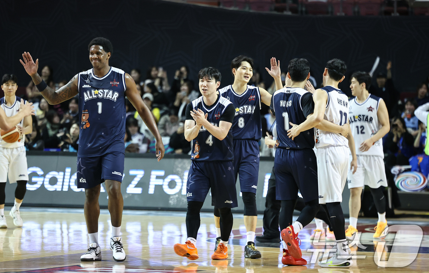 (서울=뉴스1) 김도우 기자 = 18일 오후 서울 송파구 잠실실내체육관에서 열린 2025-2026 LG전자 프로농구 올스타전 팀 브라운과 팀 코니의 경기, 팀 브라운 선수들이 13 …