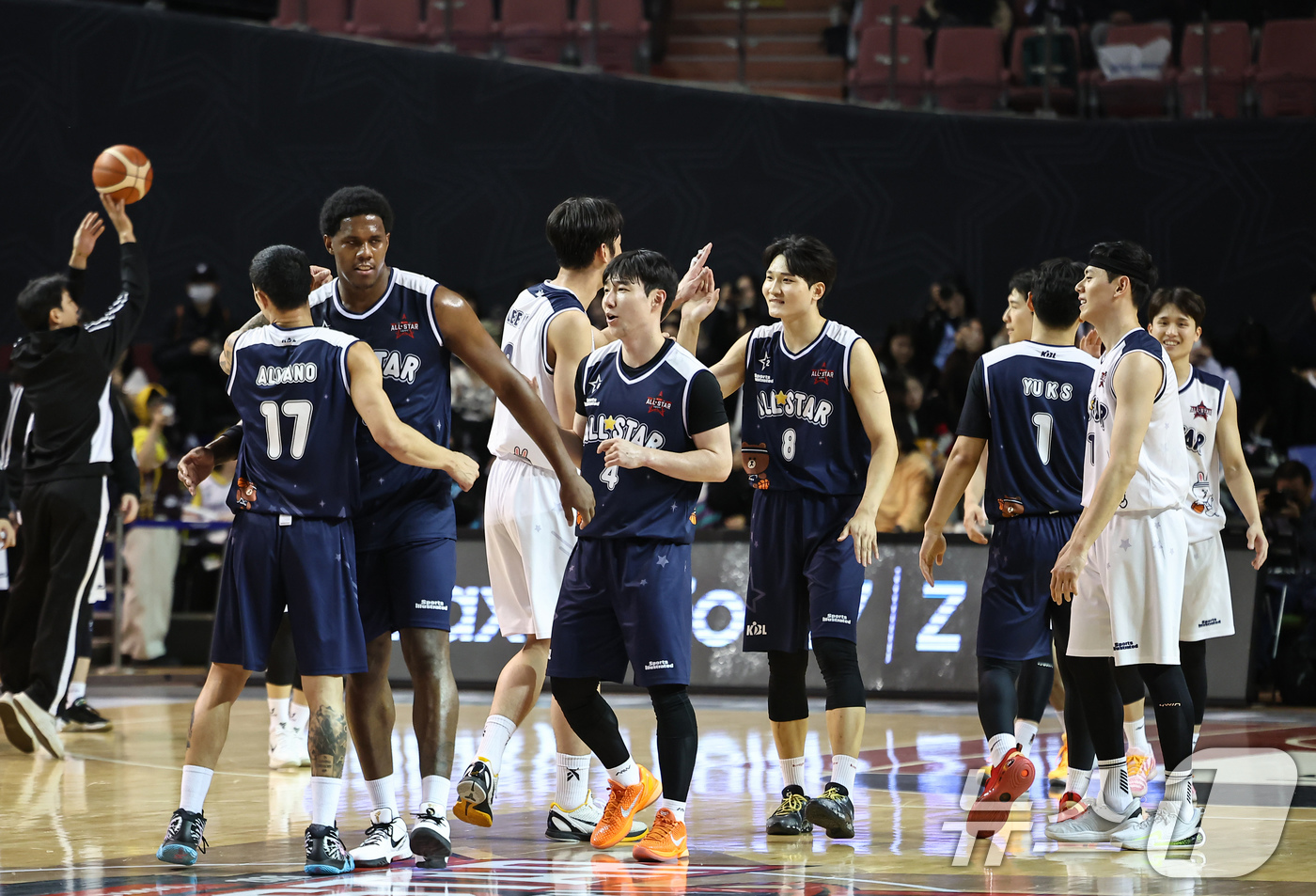 (서울=뉴스1) 김도우 기자 = 18일 오후 서울 송파구 잠실실내체육관에서 열린 2025-2026 LG전자 프로농구 올스타전 팀 브라운과 팀 코니의 경기, 팀 브라운 선수들이 13 …