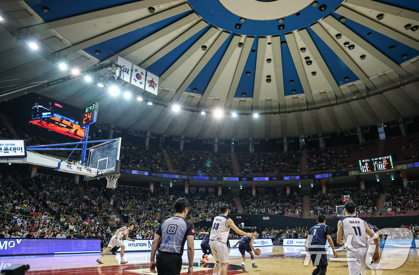 (서울=뉴스1) 김도우 기자 = 18일 오후 서울 송파구 잠실실내체육관에서 열린 2025-2026 LG전자 프로농구 올스타전 팀 브라운과 팀 코니의 경기가 진행되고 있다.이번 올스 …