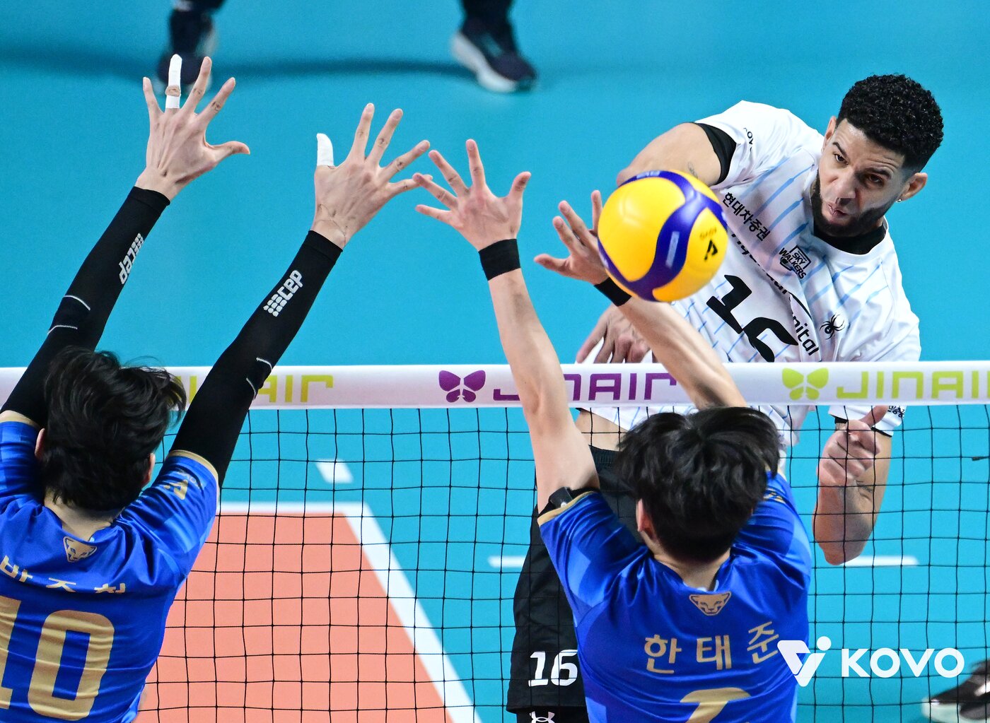 본문 이미지 - 현대캐피탈 외국인 선수 레오가 18일 서울 장충체육관에서 열린 2025-26 V리그 남자부 4라운드 우리카드전에서 공격을 시도하고 있다. (KOVO 제공)