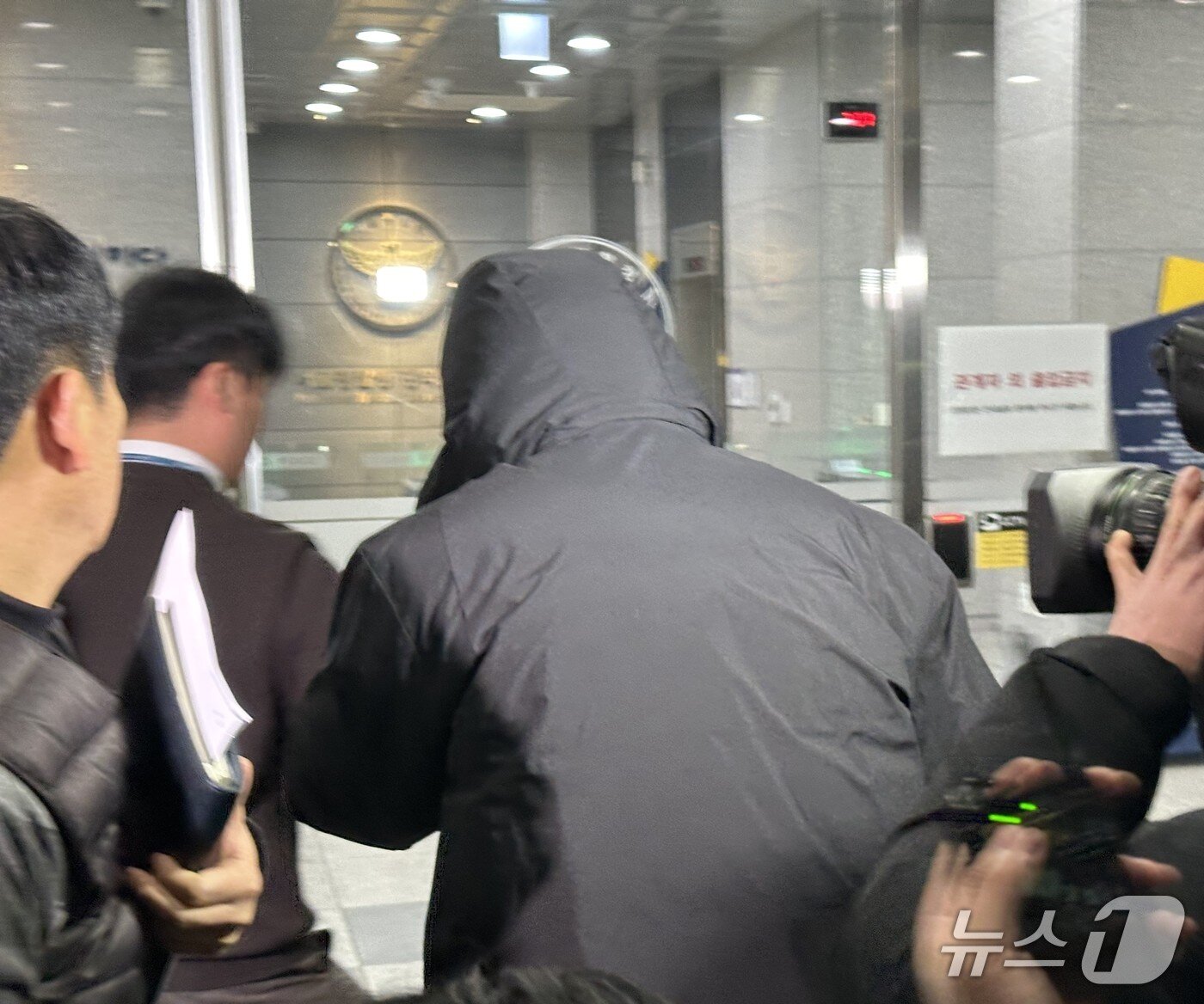 본문 이미지 - 강선우 의원의 전 보좌관 남 모 씨가 18일 오후 서울경찰청 광역수사단으로 들어가는 모습. 2026.1.18/뉴스1 ⓒ News1 강서연 기자