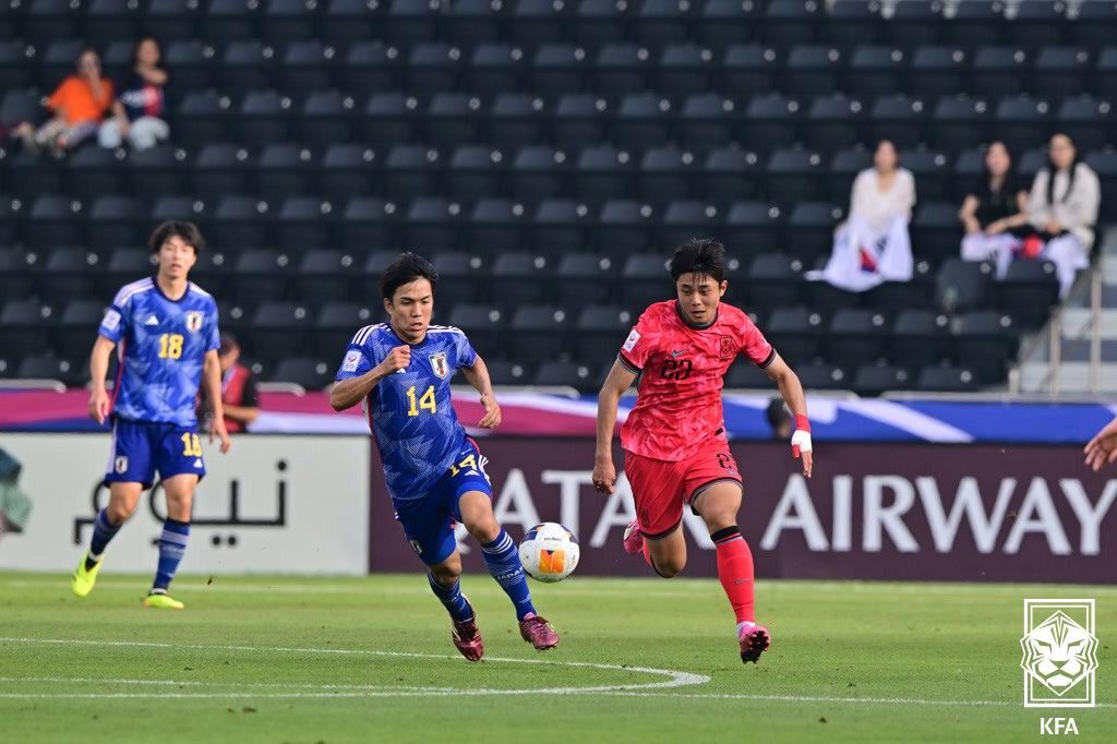 본문 이미지 - 한국 23세 이하 축구대표팀은 2024 AFC U23 아시안컵 조별리그에서 일본을 1-0으로 제압했다. 그러나 8강에서 인도네시아를 만나 승부차기 끝에 패배, 2024 파리 올림픽 본선 진출권 획득에 실패했다. (대한축구협회 제공)