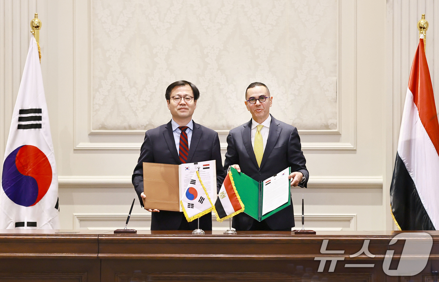 (서울=뉴스1) 이호윤 기자 = 여한구 산업통상부 통상교섭본부장과 하산 엘-카티브 이집트 투자통상부 장관이 18일(현지시간) 이집트 카이로 투자통상부 회의실에서 CEPA(포괄적경제 …