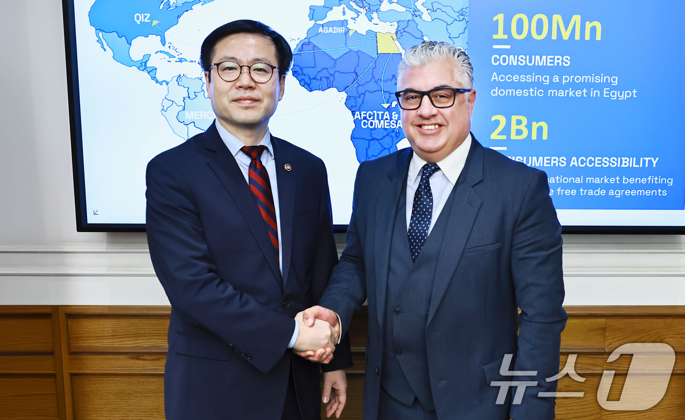 (서울=뉴스1) 이호윤 기자 = 여한구 산업통상부 통상교섭본부장이 18일(현지시간) 이집트 카이로 수에즈운하경제특구청 회의실에서 가말 엘딘 이집트 수에즈운하경제특구청 청장과 악수를 …