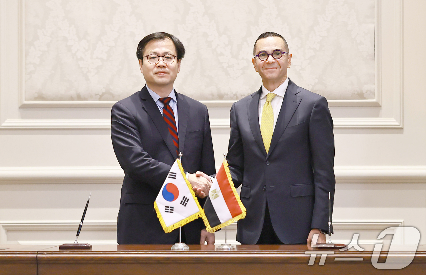 (서울=뉴스1) 이호윤 기자 = 여한구 산업통상부 통상교섭본부장과 18일(현지시간) 이집트 카이로 투자통상부 회의실에서 하산 엘-카티브 이집트 투자통상부 장관과 악수를 나누고 있다 …