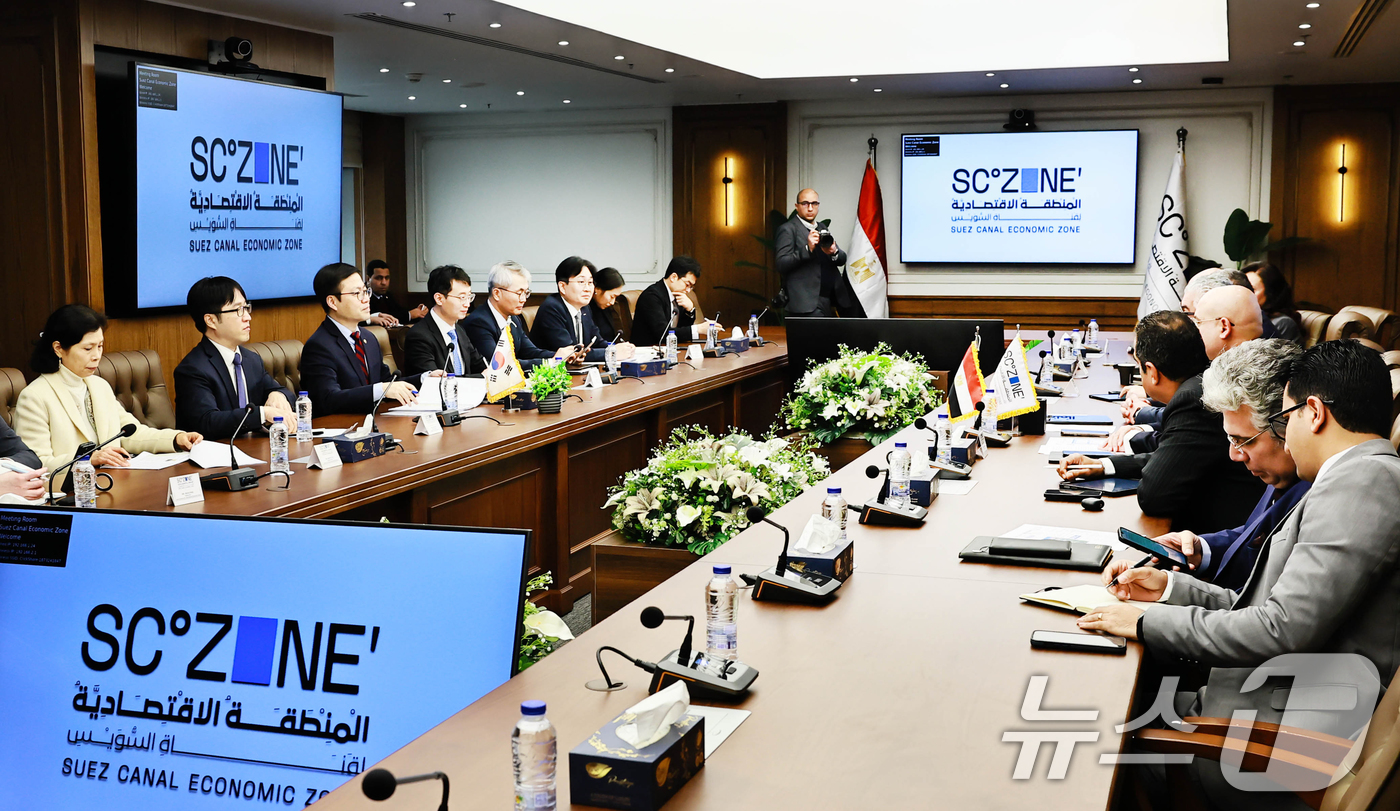 (서울=뉴스1) 이호윤 기자 = 여한구 산업통상부 통상교섭본부장이 18일(현지시간) 이집트 카이로 수에즈운하경제특구청 회의실에서 수에즈특구의 투자 인프라 환경에 대해 청취하고 있다 …