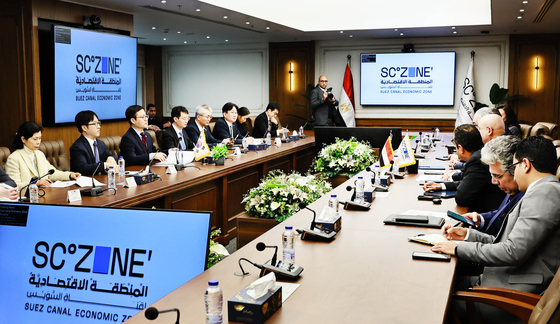 수에즈특구의 투자 인프라 환경 청취하는 여한구 본부장