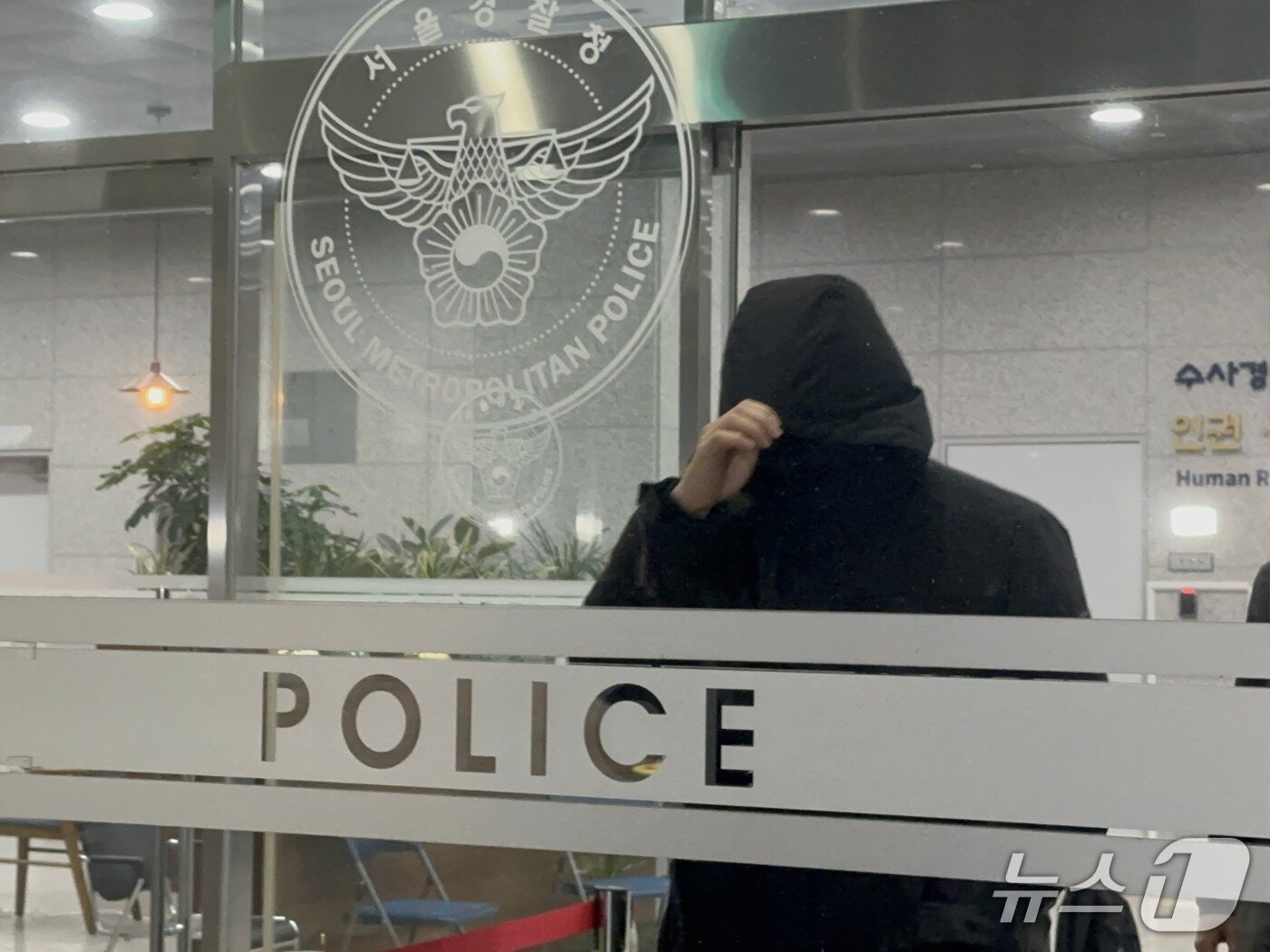 본문 이미지 - 강선우 의원의 전 보좌관 남 모 씨가 18일 오후 서울경찰청 광역수사단에서 수사를 마치고 나오는 모습. 2026.1.18/뉴스1 ⓒ News1 강서연 기자