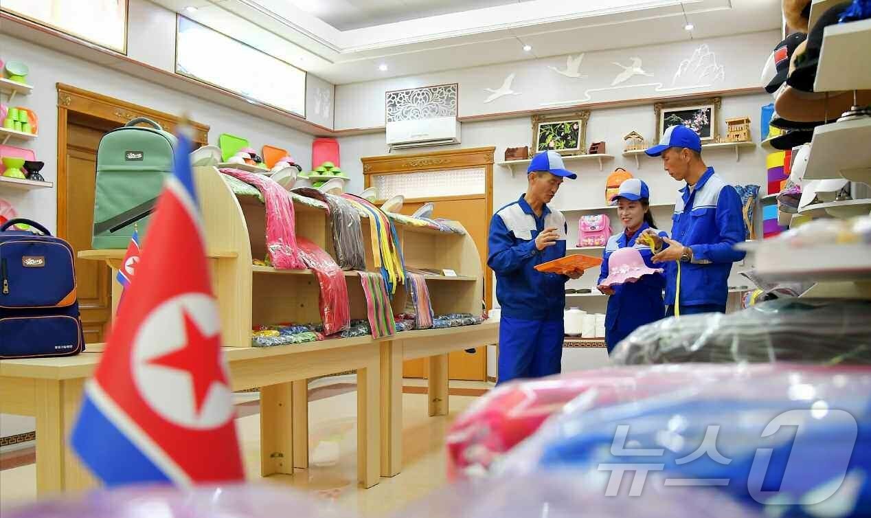 (평양 노동신문=뉴스1) = 북한 노동당 기관지 노동신문은 19일 만경대혁명사적기념품공장에서 "제품의 질을 높이기 위해 지혜를 합쳐가고 있다"고 보도했다. [국내에서만 사용가능. …