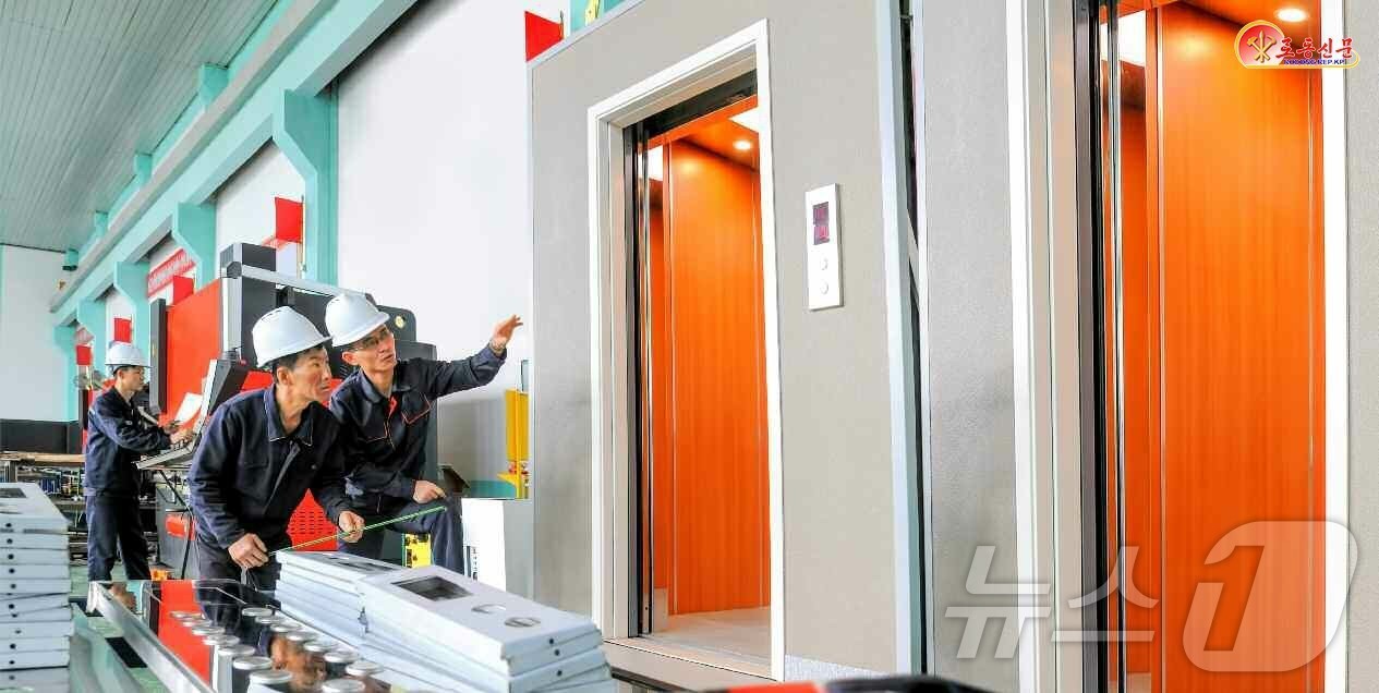 (평양 노동신문=뉴스1) = 북한 노동당 기관지 노동신문은 19일 평양건설기계공장에서 사회주의 건설장들에 필요한 대상설비 생산에 힘을 넣고 있다고 보도했다. [국내에서만 사용가능. …