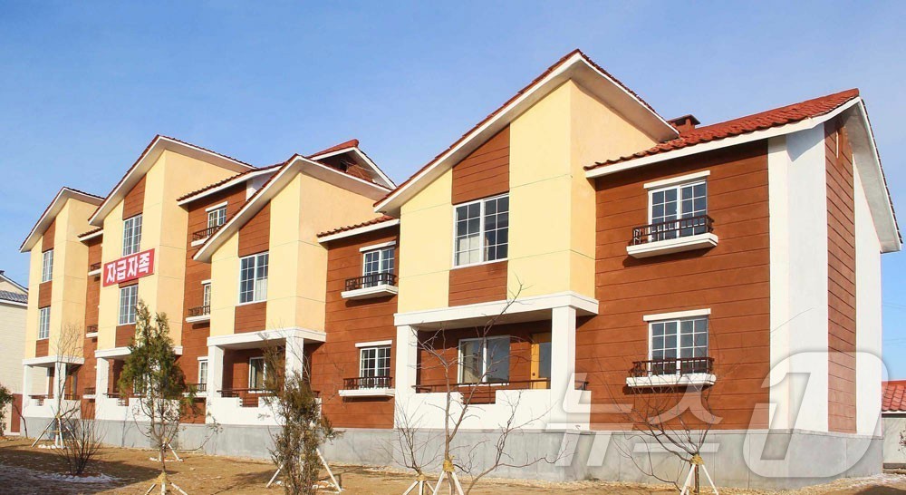 (평양 노동신문=뉴스1) = 북한 노동당 기관지 노동신문은 19일 평안남도 대흥군 천리성농장과 문덕군 룡림농장, 립석농장에서 살림집(주택) 입사(입주) 모임을 진행했다고 보도했다. …