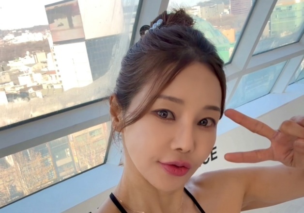 '53세' 미나, 폴댄스로 다져진 글래머 몸매…탄탄 복근까지 [N샷]