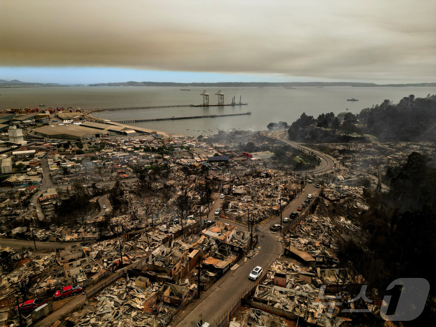 (콘셉시온 로이터=뉴스1) 양은하 기자 = 18일(현지시간) 산불로 긴급 대피가 이뤄진 칠레 비오비오주의 중심 도시 콘셉시온 전경. 2026. 01. 18.ⓒ 로이터=뉴스1