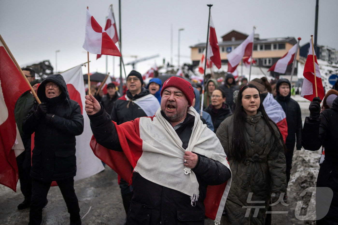 (로이터=뉴스1) 이호윤 기자 = 그린란드 시민들이 17일(현지시간) 수도 누크에 있는 미국 영사관 앞에서 미국 도널드 트럼프 대통령의 그린란드 병합시도에 항의하는 시위를 벌이고 …