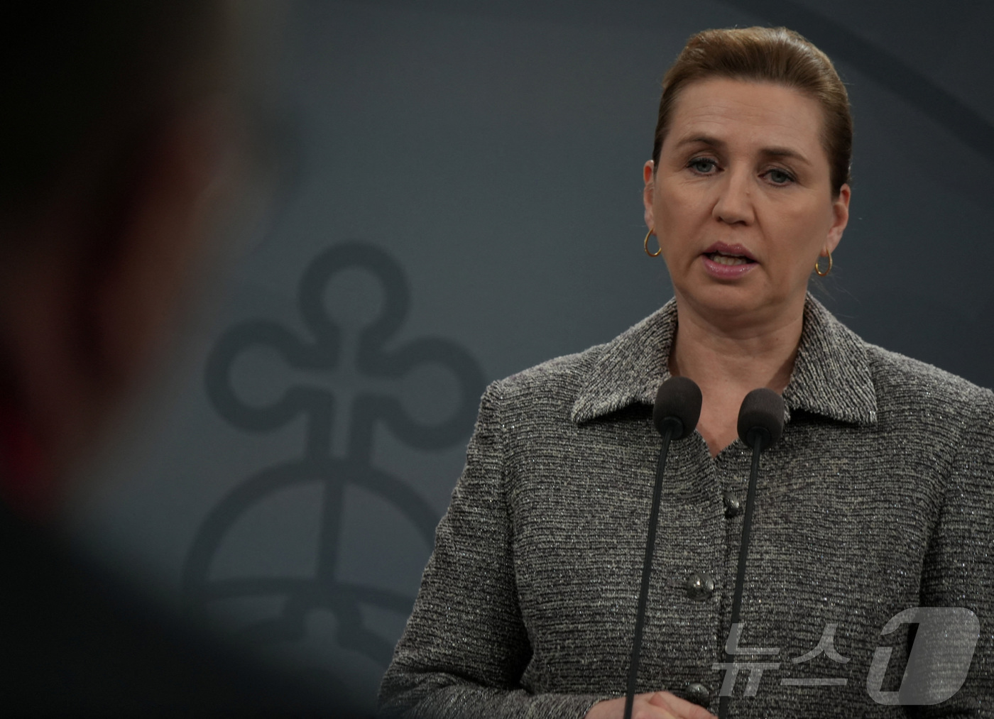 (코펜하겐 로이터=뉴스1) 이창규 기자 = 메테 프레데릭센 덴마크 총리가 13일(현지시간) 덴마크 코펜하겐에서 열린 기자회견에서 발언하고 있다. 2025.1.13./뉴스1ⓒ 로이터 …