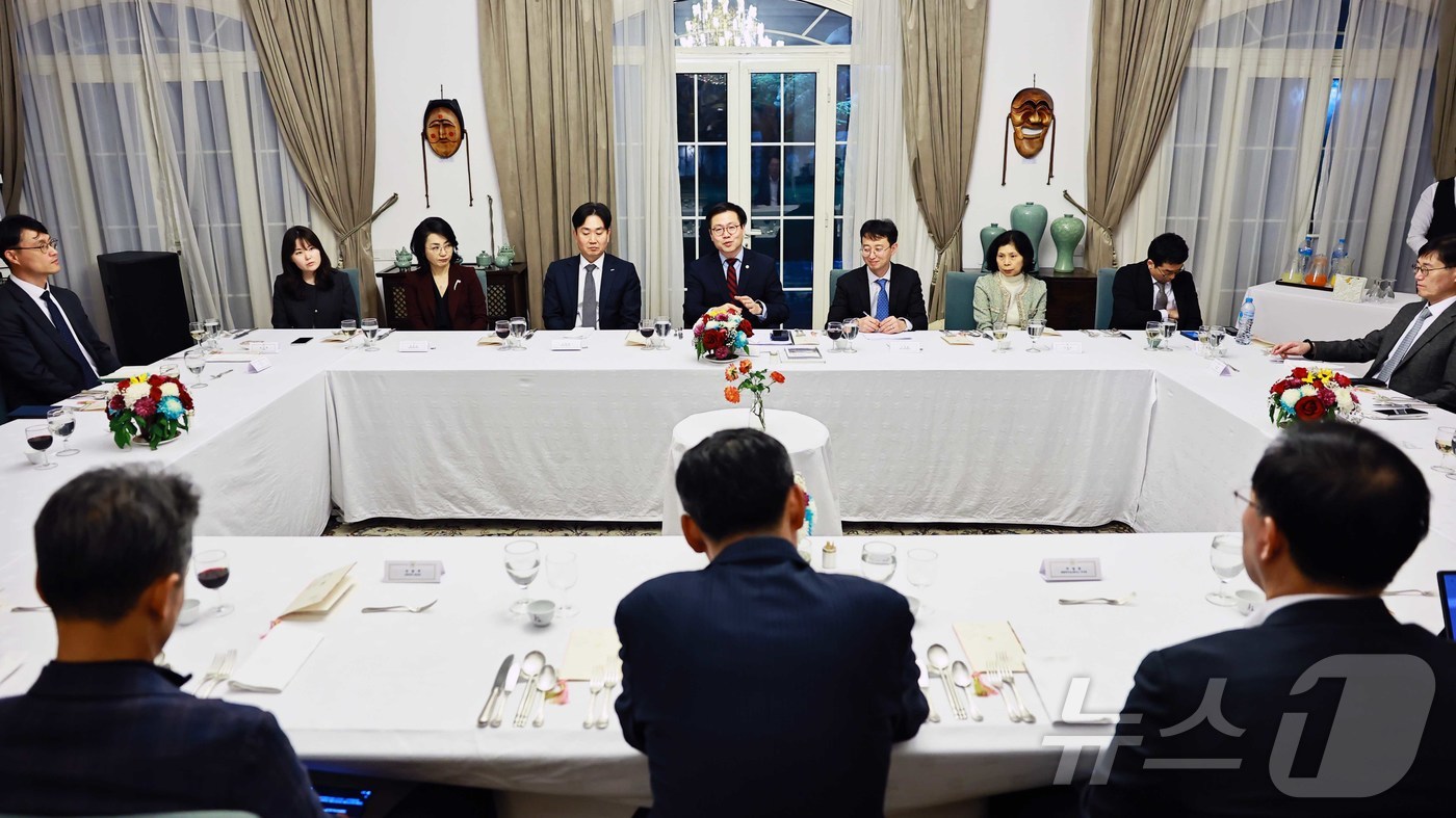 (서울=뉴스1) = 여한구 산업통상부 통상교섭본부장이 18일(현지시간) 이집트 카이로 대사관 관저 회의실에서 열린 이집트 현지 진출기업 간담회를 주재하고 있다. (산업통상부 제공. …