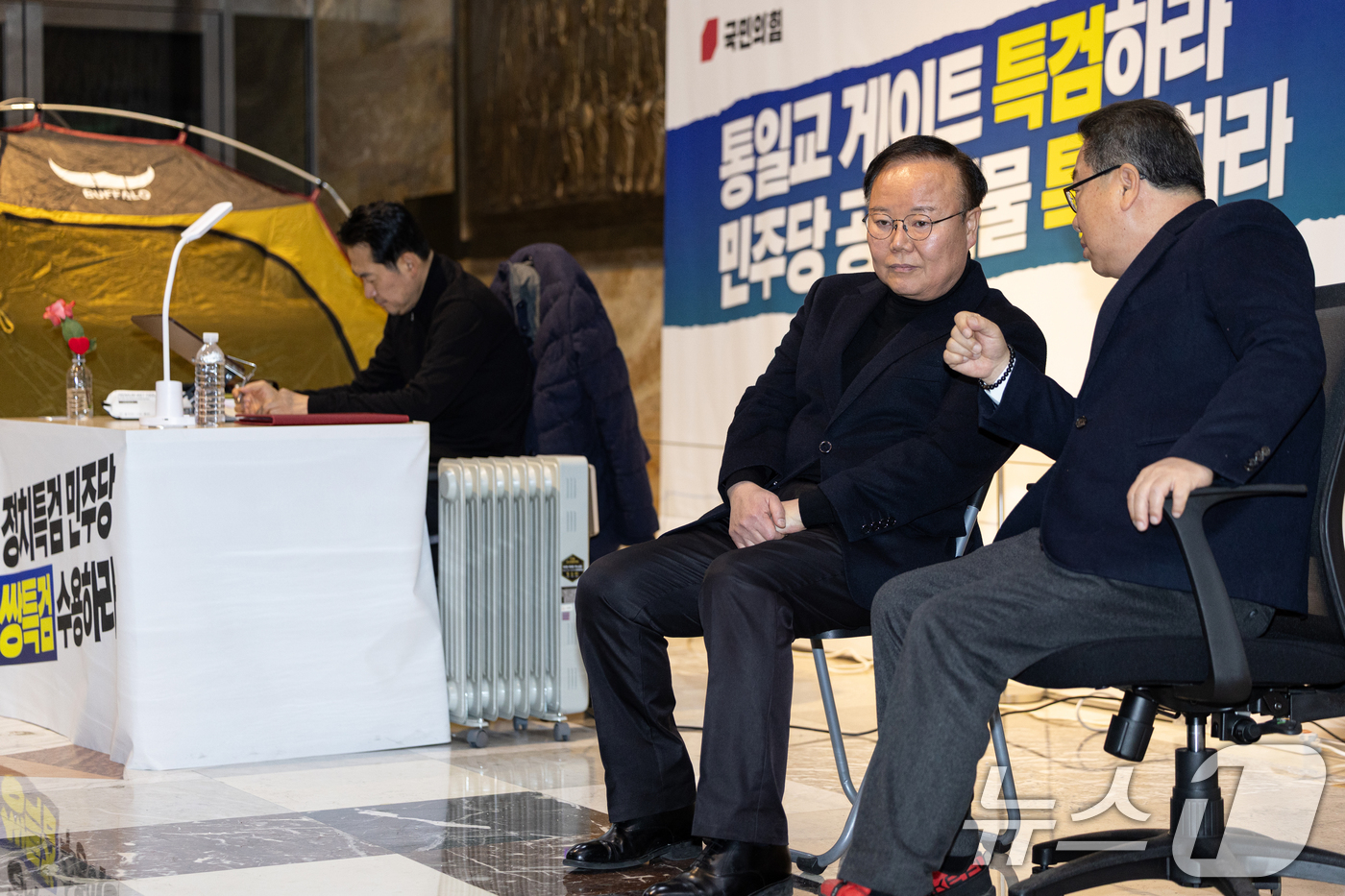 (서울=뉴스1) 이승배 기자 = 장동혁 국민의힘 대표가 18일 서울 여의도 국회 로텐더홀에서 더불어민주당의 통일교 및 공천뇌물 특검 수용을 촉구하며 5일째 단식을 하는 가운데 단식 …