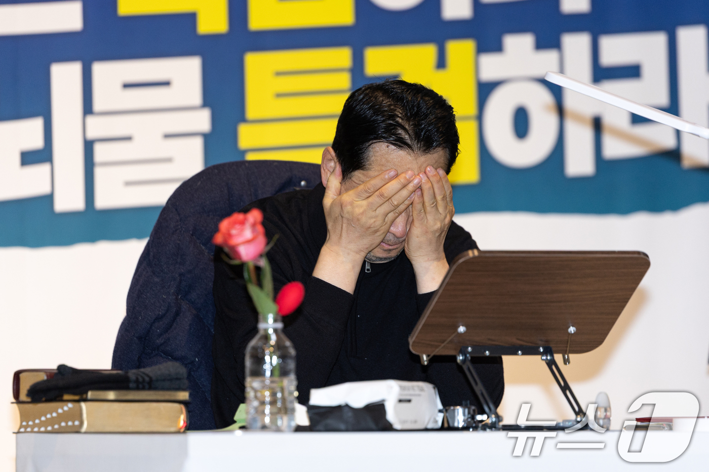 (서울=뉴스1) 이승배 기자 = 더불어민주당의 통일교 및 공천뇌물 특검 수용을 촉구하며 5일째 단식을 이어가고 있는 장동혁 국민의힘 대표가 19일 서울 여의도 국회 로텐더홀에서 마 …