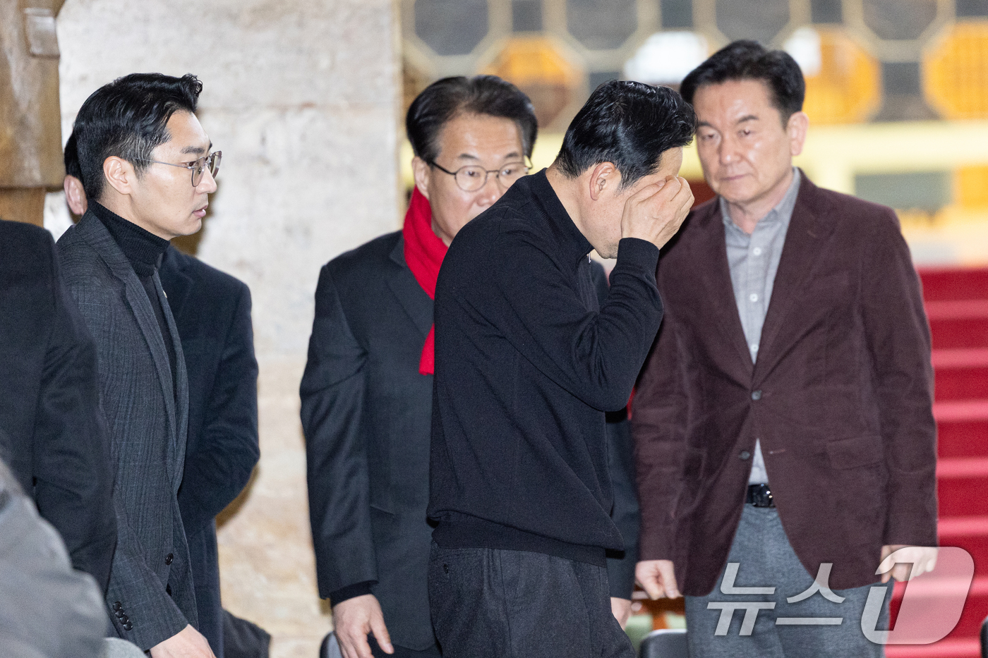 (서울=뉴스1) 이승배 기자 = 더불어민주당의 통일교 및 공천뇌물 특검 수용을 촉구하며 5일째 단식을 이어가고 있는 장동혁 국민의힘 대표가 19일 서울 여의도 국회 로텐더홀에서 발 …