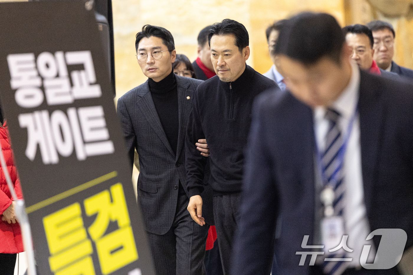 (서울=뉴스1) 이승배 기자 = 더불어민주당의 통일교 및 공천뇌물 특검 수용을 촉구하며 5일째 단식을 이어가고 있는 장동혁 국민의힘 대표가 19일 서울 여의도 국회 로텐더홀에서 발 …