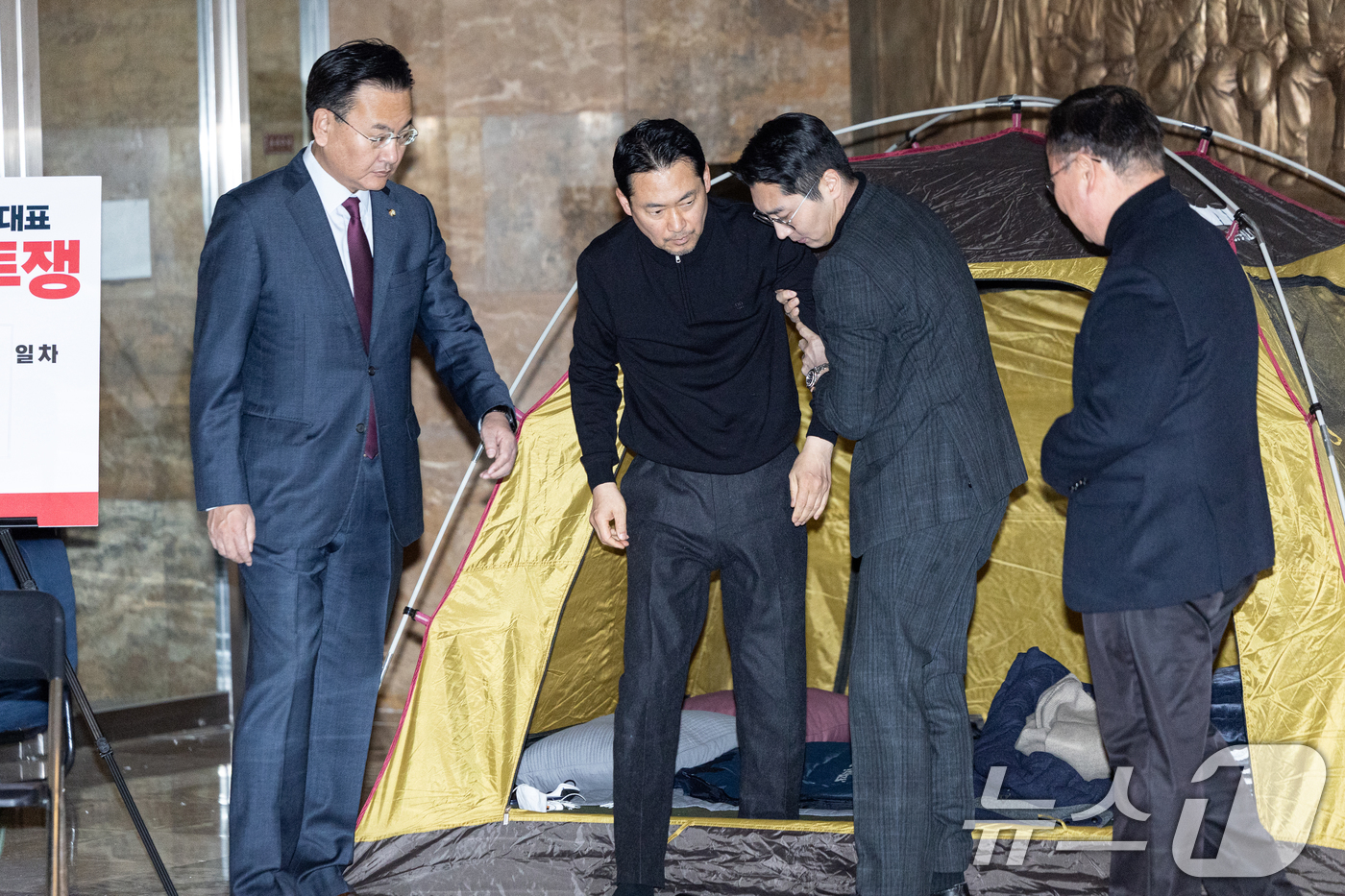 (서울=뉴스1) 이승배 기자 = 더불어민주당의 통일교 및 공천뇌물 특검 수용을 촉구하며 5일째 단식을 이어가고 있는 장동혁 국민의힘 대표가 19일 서울 여의도 국회 로텐더홀에 마련 …