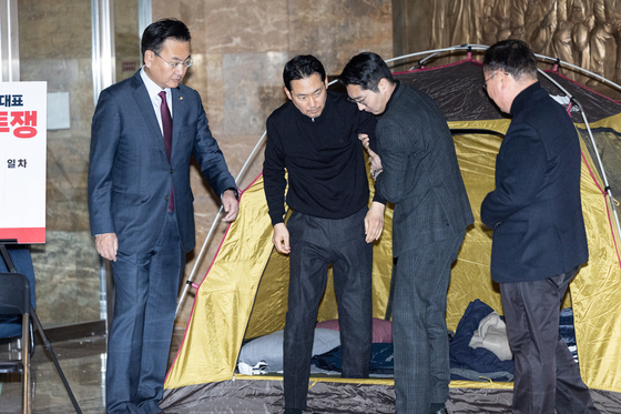 부축 받으며 텐트 나서는 장동혁 대표