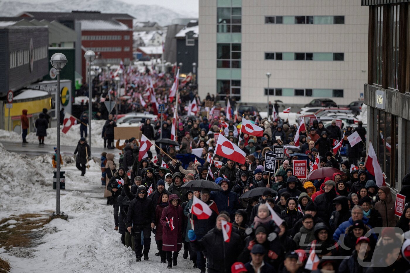 본문 이미지 - 그린란드 수도 누크에서 주민 수천 명이 17일 거리로 나와 미국의 병합 시도에 반대하는 시위를 벌이고 있다. 2026.1.17 ⓒ 로이터=뉴스1 ⓒ News1 강민경 기자