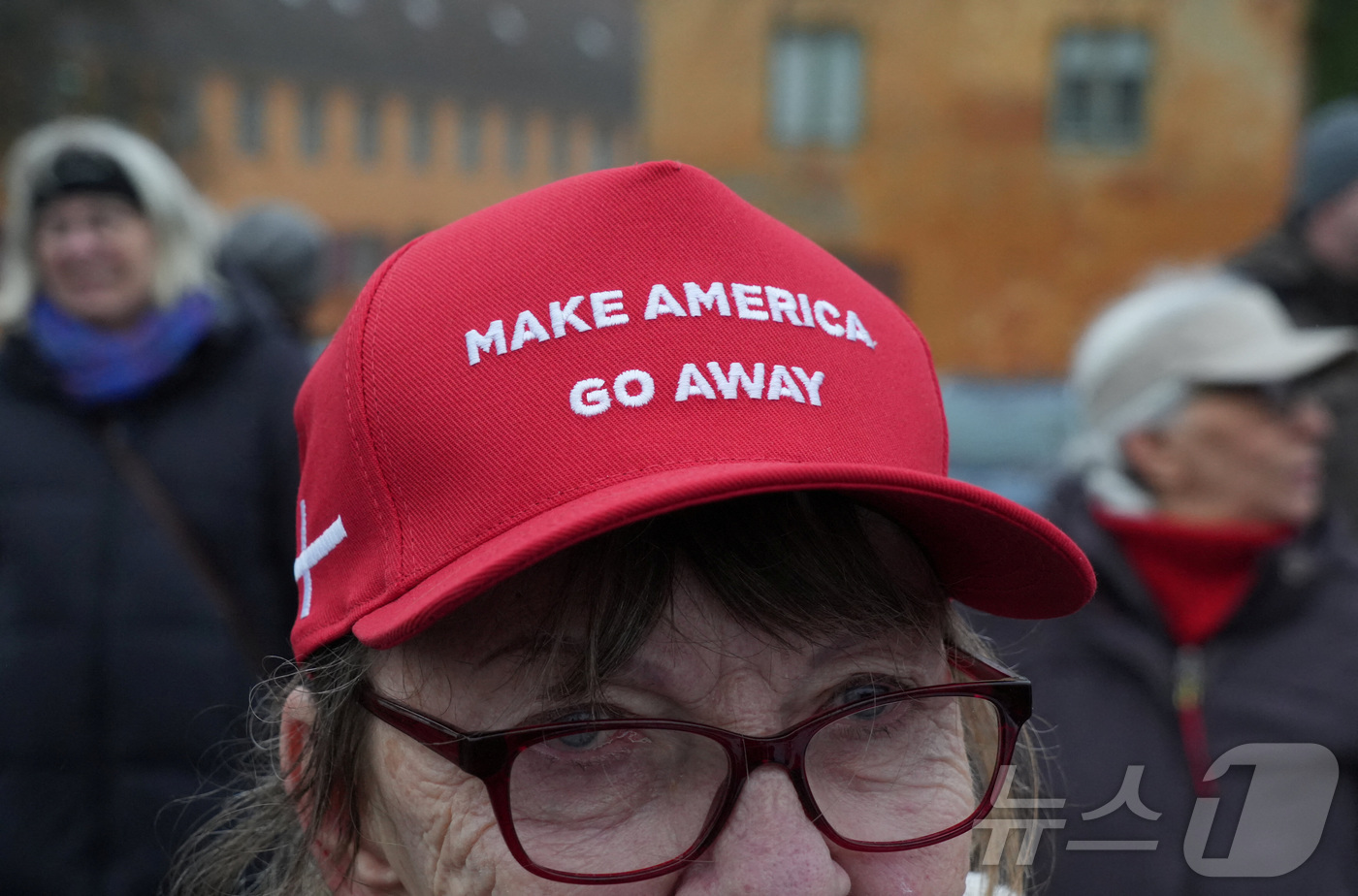 (코펜하겐 로이터=뉴스1) 강민경 기자 = 덴마크 수도 코펜하겐에서 미국의 그린란드 병합에 반대하는 시위자가 17일 '미국을 물러가게 하라'(Make America Go Away) …